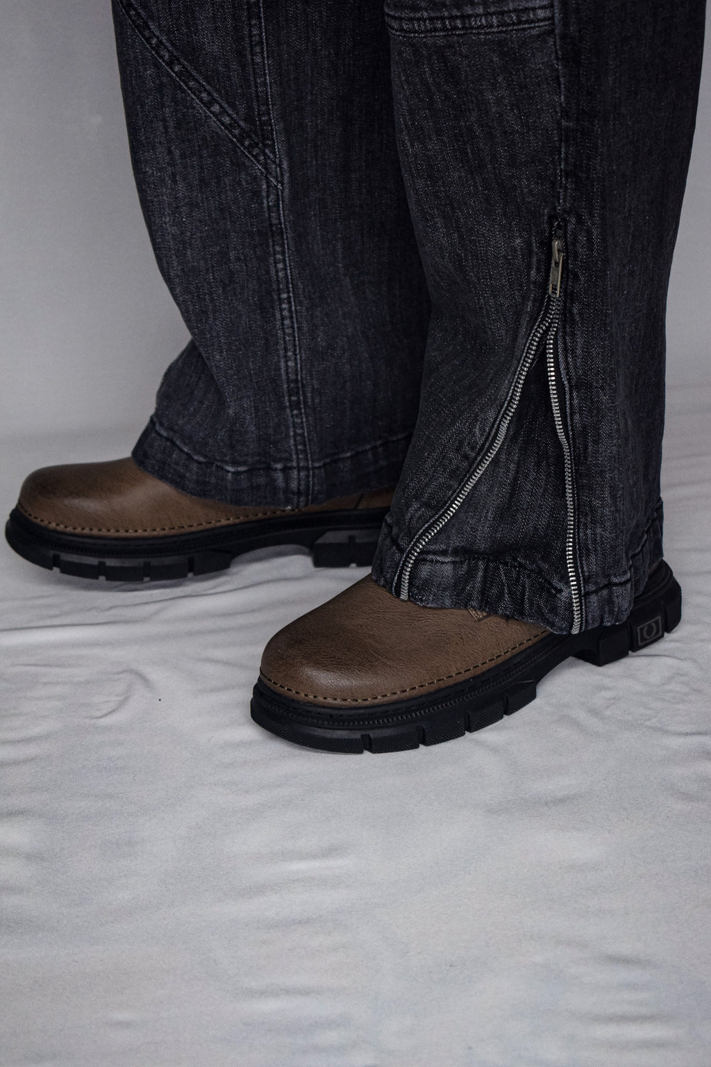 CROSS TRAIL DENIM JEANS [BLACK]
