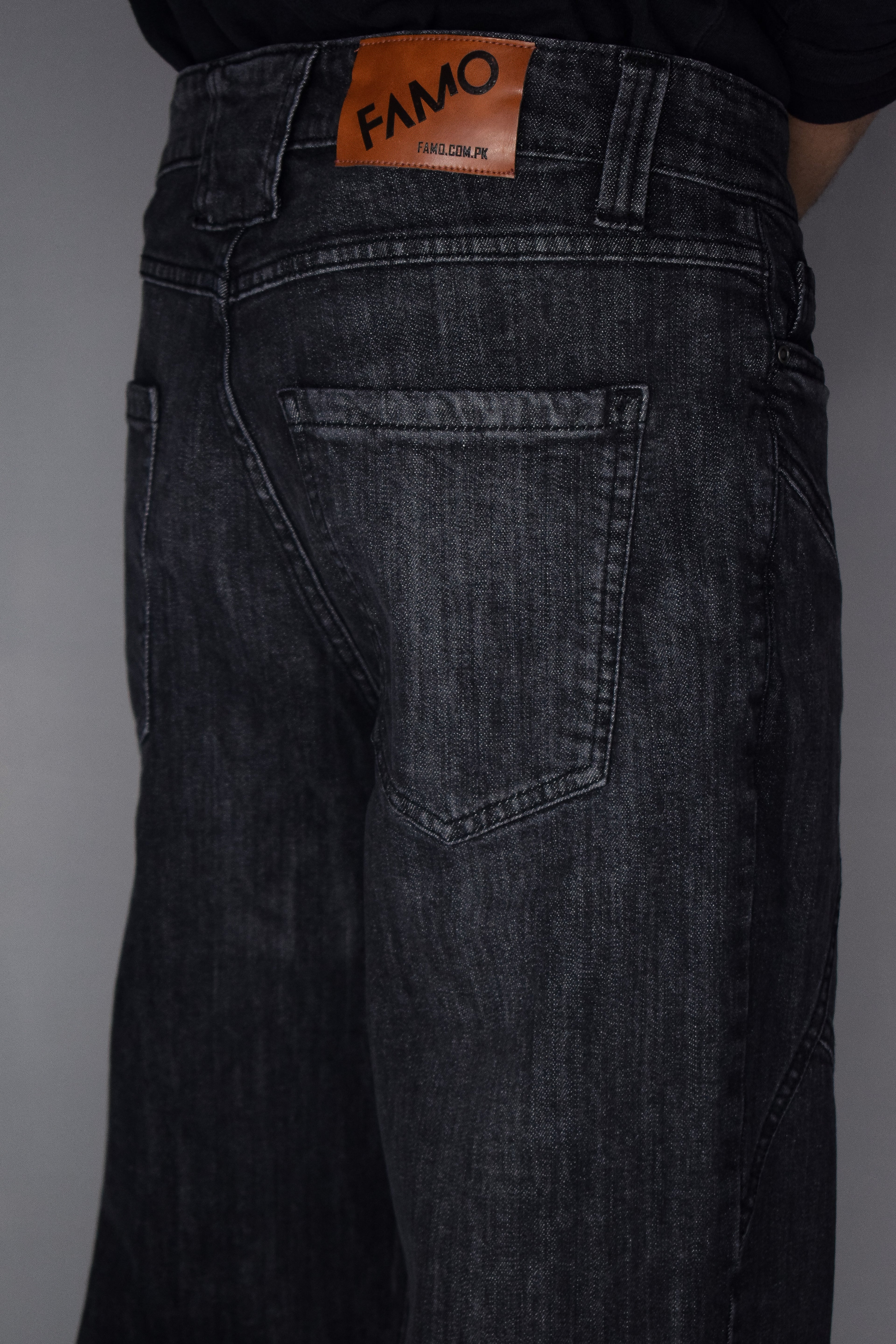 CROSS TRAIL DENIM JEANS [BLACK]